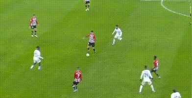 看台沙特球迷目睹主裁判给中国队点球，比划手抗议示意看VAR